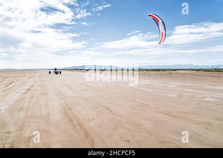 Kite Buggy am Strand bei Sonnenuntergang. Delta del Ebro Spanien Stockfoto