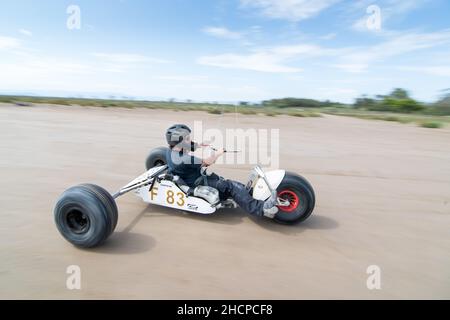 Kite Buggy am Strand bei Sonnenuntergang. Delta del Ebro Spanien Stockfoto