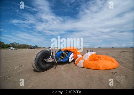 Kite Buggy am Strand bei Sonnenuntergang. Delta del Ebro Spanien Stockfoto
