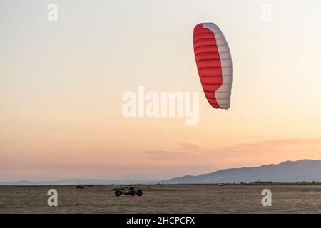 Kite Buggy am Strand bei Sonnenuntergang. Delta del Ebro Spanien Stockfoto