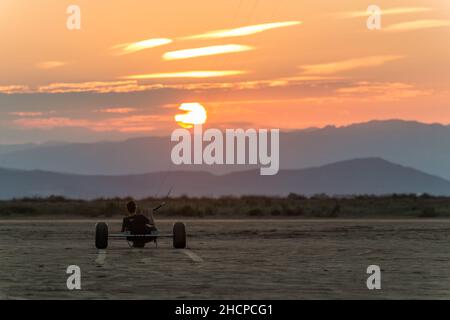 Kite Buggy am Strand bei Sonnenuntergang. Delta del Ebro Spanien Stockfoto