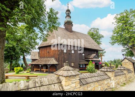 Im Süden Polens befinden sich einige wunderschöne Holzkirchen, die zwischen der Tatra verloren gegangen sind und von denen viele zum UNESCO-Weltkulturerbe gehören Stockfoto