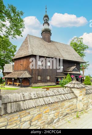 Im Süden Polens befinden sich einige wunderschöne Holzkirchen, die zwischen der Tatra verloren gegangen sind und von denen viele zum UNESCO-Weltkulturerbe gehören Stockfoto