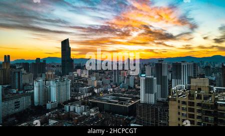 KUNMING, CHINA - 30. DEZEMBER 2021 - Luftfoto vom 30. Dezember 2021 zeigt eine spektakuläre Stadtlandschaft bei Sonnenuntergang in Kunming, Provinz Yunnan, China. Stockfoto