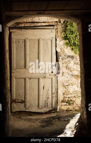 Alte weiße Holztür eines Landhauses. Apuanische Alpen, Toskana, Italien, Europa. Stockfoto