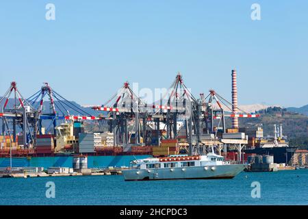 Containerschiffe, Container und Krane im Hafen von La Spezia, Ligurien, Italien. Im Hintergrund die Apuanischen Alpen Stockfoto