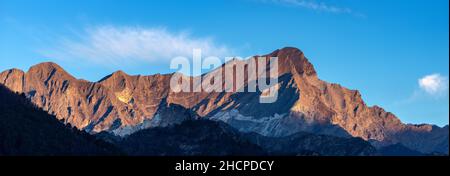 Die Apuanischen Alpen mit den berühmten Marmorbrüchen, weißem Carrara-Marmor. Toskana, Italien, Europa. Stockfoto