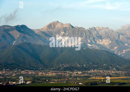 Die Apuanischen Alpen (Alpi Apuane) mit den berühmten Marmorbrüchen (weißer Carrara-Marmor). Toskana, (Toscana), Italien, Europa Stockfoto