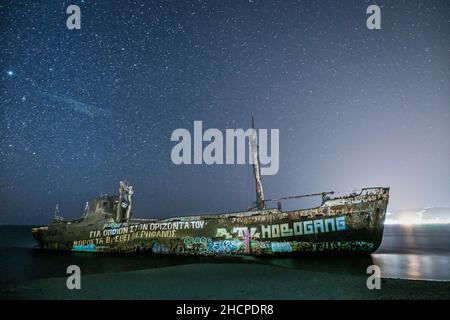 Das Schiffswrack von Dimitrios am Strand von Valtaki Stockfoto