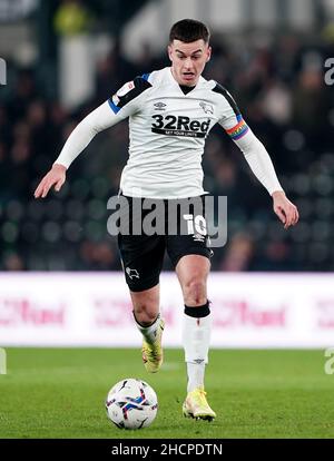 Aktenfoto vom 29-11-2021 von Tom Lawrence von Derby County. Wenn sich das Transferfenster nächsten Monat öffnet, besteht eine große Chance, dass die Premier League-Vereine sich an die englische Fußballliga halten, um ihre Kader zu stärken. Hier wirft die PA einen Blick auf fünf mögliche Ziele für die Teams der Premier League im Januar. Ausgabedatum: Freitag, 31. Dezember 2021. Stockfoto