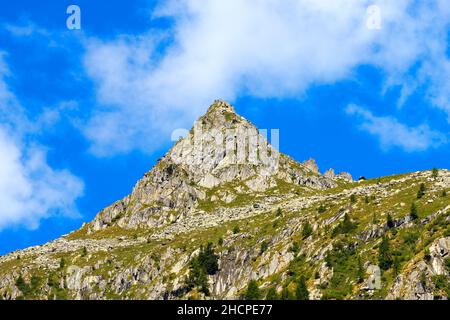 Berggipfel und grüne Wiesen in der Nähe des Bergpasses Campo, Nationalpark Adamello Brenta. Trentino-Südtirol, Italien, Europa. Stockfoto