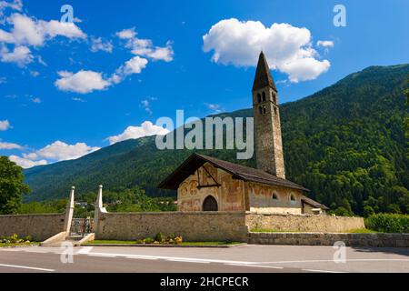 Alte Kirche von Sant'Antonio Abate (Hl. Antonius der Abt - XV Jahrhundert, Fresken von Cristoforo Baschenis) in Pelugo, Rendena-Tal, Trient, Italien Stockfoto