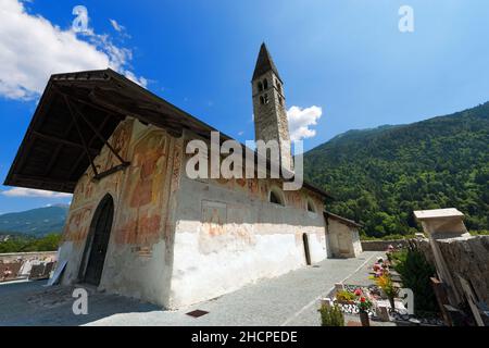 Alte Kirche von Sant'Antonio Abate (Hl. Antonius der Abt - XV Jahrhundert, Fresken von Cristoforo Baschenis) in Pelugo, Rendena-Tal, Trient, Italien Stockfoto