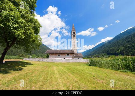 Alte Kirche von Sant'Antonio Abate (Hl. Antonius der Abt - XV Jahrhundert, Fresken von Cristoforo Baschenis) in Pelugo, Rendena-Tal, Trient, Italien Stockfoto