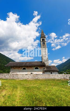 Alte Kirche von Sant'Antonio Abate (Hl. Antonius der Abt - XV Jahrhundert, Fresken von Cristoforo Baschenis) in Pelugo, Rendena-Tal, Trient, Italien Stockfoto