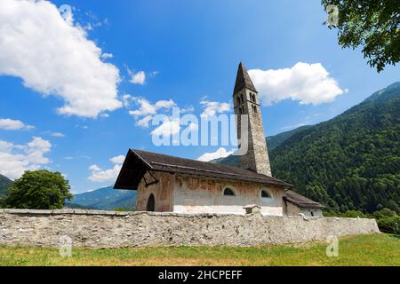 Alte Kirche von Sant'Antonio Abate (Hl. Antonius der Abt - XV Jahrhundert, Fresken von Cristoforo Baschenis) in Pelugo, Rendena-Tal, Trient, Italien Stockfoto