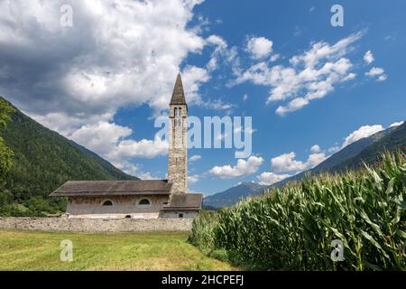 Alte Kirche von Sant'Antonio Abate (Hl. Antonius der Abt - XV Jahrhundert, Fresken von Cristoforo Baschenis) in Pelugo, Rendena-Tal, Trient, Italien Stockfoto