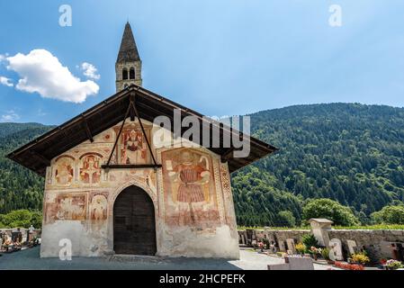 Alte Kirche von Sant'Antonio Abate (Hl. Antonius der Abt - XV Jahrhundert, Fresken von Cristoforo Baschenis) in Pelugo, Rendena-Tal, Trient, Italien Stockfoto