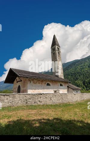 Alte Kirche von Sant'Antonio Abate (Hl. Antonius der Abt - XV Jahrhundert, Fresken von Cristoforo Baschenis) in Pelugo, Rendena-Tal, Trient, Italien. Stockfoto