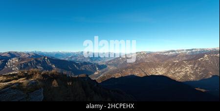 Luftaufnahme des Etschtals und der italienischen Alpen im Winter von der Lessinia-Hochebene (Altopiano della Lessinia), Verona, Italien, Europa. Stockfoto