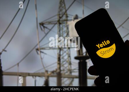 Rheinbach, Deutschland 5. Oktober 2021, das Markenlogo des Energieversorgers 'Yellowstrom' auf dem Display eines Smartphones vor einer Transformation Stockfoto