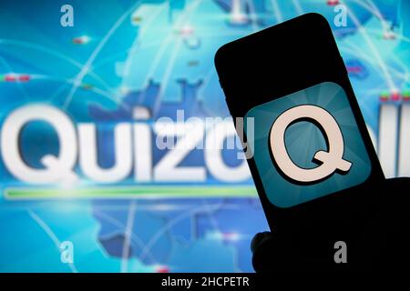 Rheinbach, Deutschland 4. November 2021, das Icon der Anwendung 'Quizduell' auf dem Display eines Smartphones (Fokus auf das Icon) Stockfoto