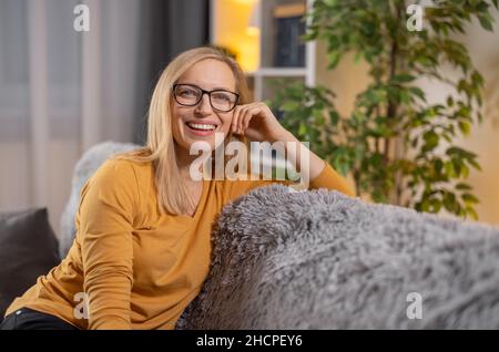 Lächelnde Reife Frau zu Hause Stockfoto