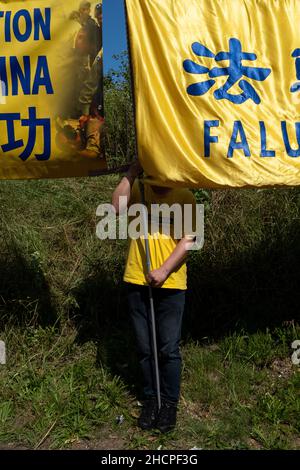 Niederlande, Den Haag, 2021-07-20. Falun Gong Kundgebung vor der chinesischen Botschaft in den Niederlanden. Bericht über den Qigong-inspirierten spirituellen m Stockfoto