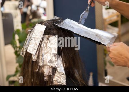 Anonymer Profi macht Highlights auf Brünette Rücken Frau Stockfoto