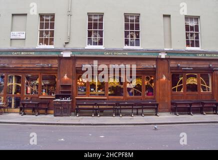 Leere Tische im Cafe Boheme in der Old Compton Street, Soho. London, Großbritannien 17. Dezember 2021. Stockfoto