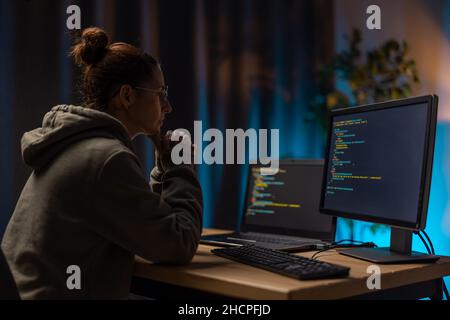 Frau, die auf Computern codiert Stockfoto
