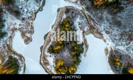 Luftaufnahme eines kleinen schwedischen Dorfes mit Inseln und Wäldern an der Ostseeküste im Winter. Drohnenfotografie - Winter in Schweden Stockfoto