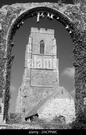 Die heutige Kirche St. Andreas, auf Covehithe, Suffolk, England, gesehen durch den Bogen von seinem Vorgänger, jetzt in Ruinen. Stockfoto