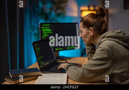 Frau, die nachts Programme codiert Stockfoto