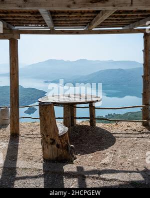 Die Bucht von Kotor, auch als Boka bekannt, ist eine gewundene Bucht der Adria im Südwesten Montenegros Stockfoto