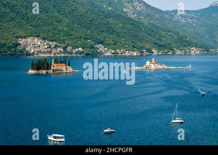 Die Bucht von Kotor, auch als Boka bekannt, ist eine gewundene Bucht der Adria im Südwesten Montenegros Stockfoto