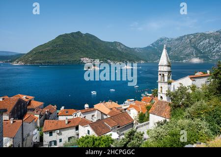 Die Bucht von Kotor, auch als Boka bekannt, ist eine gewundene Bucht der Adria im Südwesten Montenegros Stockfoto