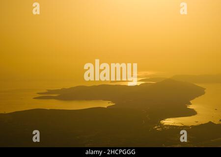 Die Bucht von Kotor, auch als Boka bekannt, ist eine gewundene Bucht der Adria im Südwesten Montenegros Stockfoto