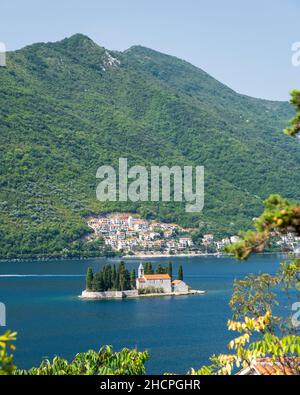 Die Bucht von Kotor, auch als Boka bekannt, ist eine gewundene Bucht der Adria im Südwesten Montenegros Stockfoto