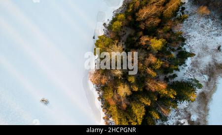 Luftaufnahme eines kleinen schwedischen Dorfes mit Inseln und Wäldern an der Ostseeküste im Winter. Drohnenfotografie - Winter in Schweden Stockfoto