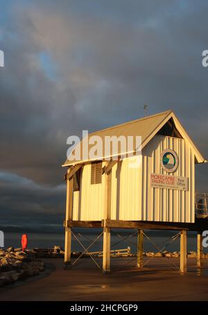 Morecambe Segelclub Rennbüro über der Promenade, Morecambe Blick über das Wasser von Morecambe Bay, Lancashire, an einem sonnigen Dezembertag. Stockfoto