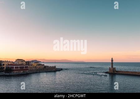 Wunderschöner Sonnenuntergang am alten venezianischen Hafen und Leuchtturm in Chania, Kreta Island - Griechenland Stockfoto