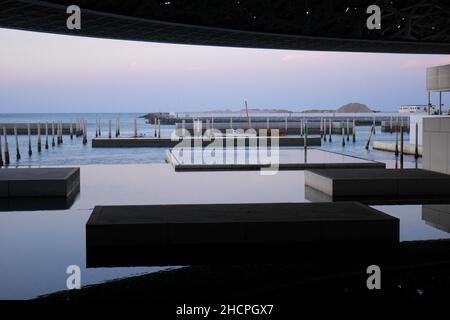 Plattformen im Meer, Persischer Golf, Arabischer Golf, Louvre Kunstmuseum, Saadiyat Island, Abu Dhabi, Vereinigte Arabische Emirate Stockfoto