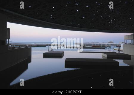 Plattformen im Meer, Persischer Golf, Arabischer Golf, Louvre Kunstmuseum, Saadiyat Island, Abu Dhabi, Vereinigte Arabische Emirate Stockfoto