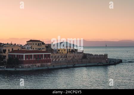 Wunderschöner Sonnenuntergang am alten venezianischen Hafen und der Festung in Chania, Kreta Island - Griechenland Stockfoto