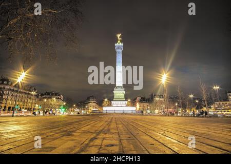 Panoramablick auf den Platz Bastille und seine Siegesäule in Paris bei Nacht Stockfoto