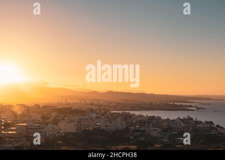 Wunderschöner Sonnenuntergang über der venezianischen Altstadt von Chania, Kreta Island - Griechenland Stockfoto