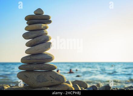 Strand Kieselsteine Pyramide am Meer Stockfoto