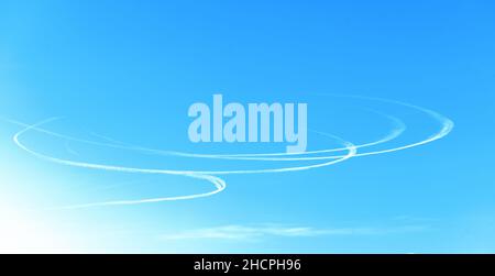 Sonniger blauer Himmel mit Flugzeug Rundwegen Chemtrails, natürlicher Hintergrund Stockfoto