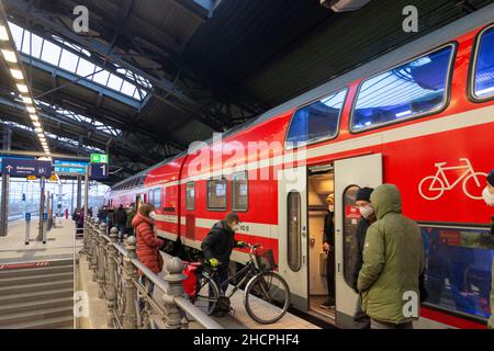 Dresden: S-Bahn Nahverkehrszug am Bahnhof Dresden Neustadt, in Sachsen, Sachsen, Deutschland Stockfoto